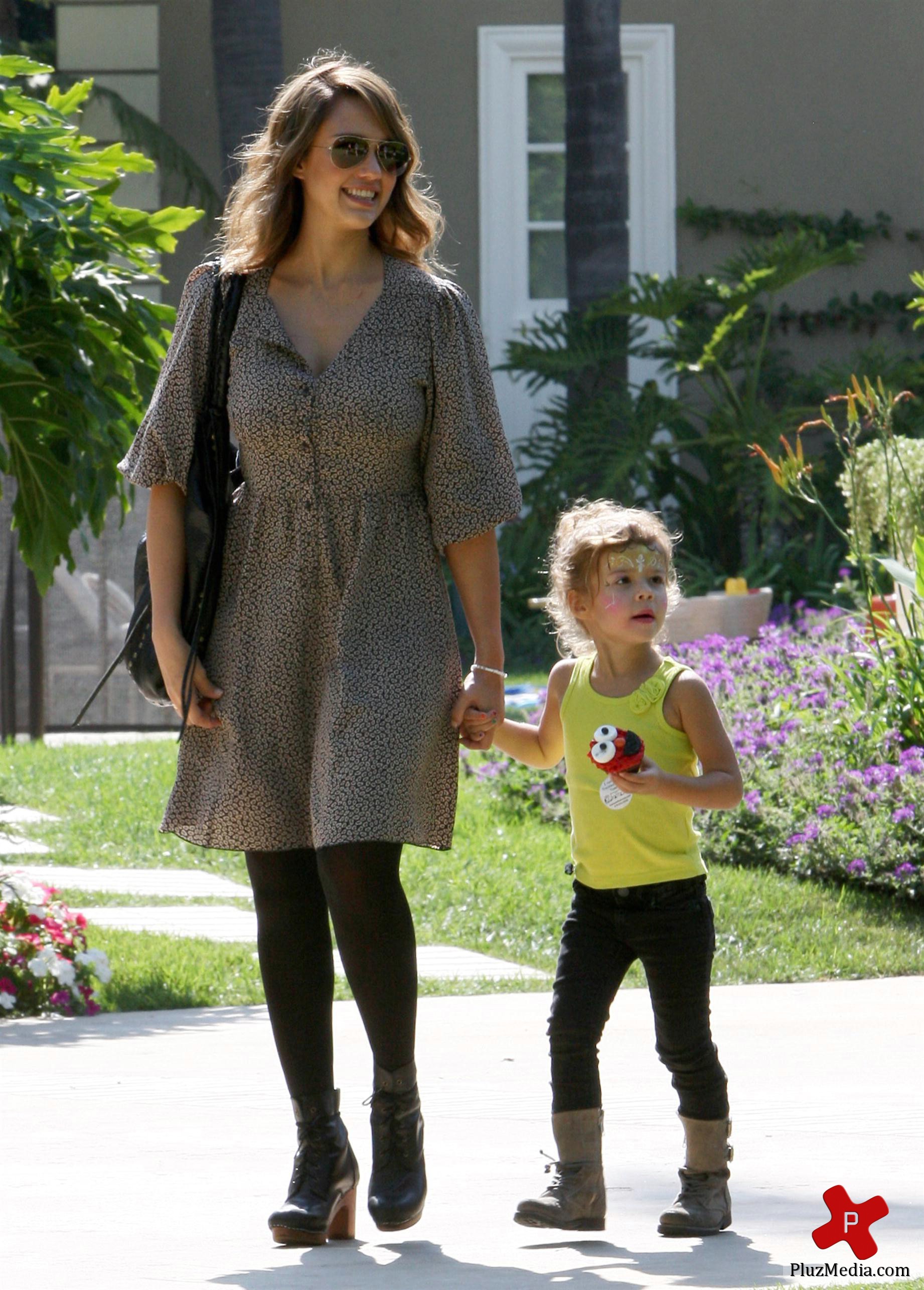 Jessica Alba, Cash Warren and daughter head out for a family meal photos | Picture 79851